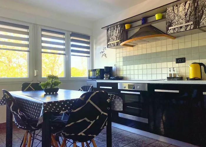 Balcony And Parking, 1min To Shop, Near דירה