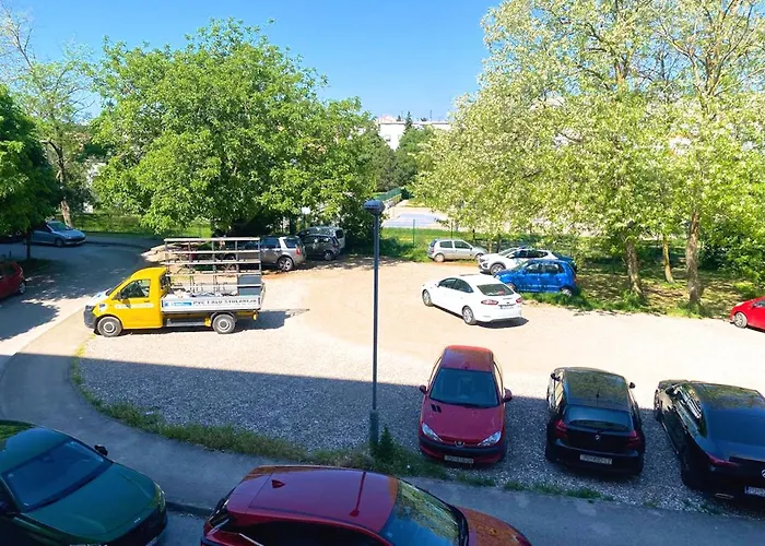 Balcony And Parking, 1min To Shop, Near Appartement *