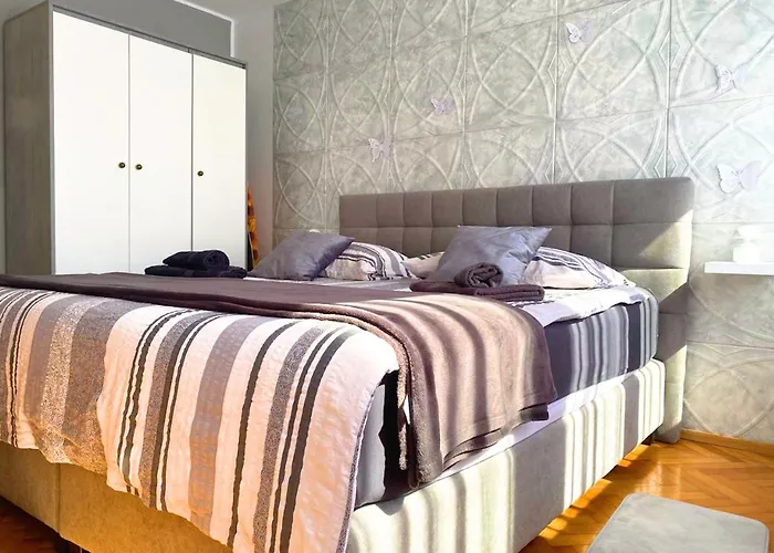 Balcony And Parking, 1min To Shop, Near Apartment Pula